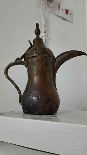 مساكم الله بالخير والبركه 🇮🇶🕊️🇮🇶 دلة بغدادية قديمه جدااا قياس 25سنتم تزينت بختم صانع الدلة العراقيه الاصيله سيد صالح بغداد نظافتها تامه وموضحه في الصورة للاستفسار خاص او الاتصال على الرقم التالي ***********أخوكم كرار الشيخ
