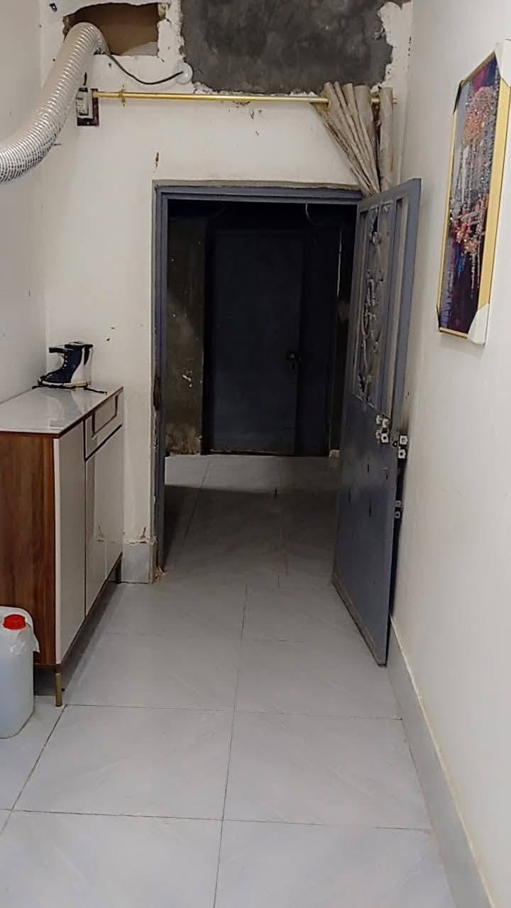 السلام عليكم بيت ١٦٠ متر مربع صاله جبيره ٢ غرفه حمام تواليتة صطح جبير البيت جديد وحلو السعر ١٧٥ تريد تنطي ٦ أشهر واذا ما عندك ٢ شهر  الي يحب يراسلني ع واساب وهذا رقمي *********** مكلف بالنشر ابو خظير عباس التفاصيل كامله اصل وخادم،، المكان حي العصري الديوانيه ***********
