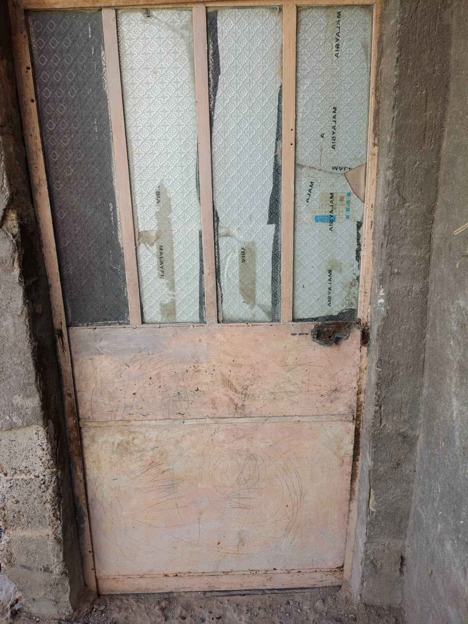 السلام عليكم 
متاح بيبان وشبابيك نضيفات هناء وجامهن بس صبغ عوزهن 9بيبان وثنين شبابيك بيعه وحده الدوره أبو دشير 
***********
