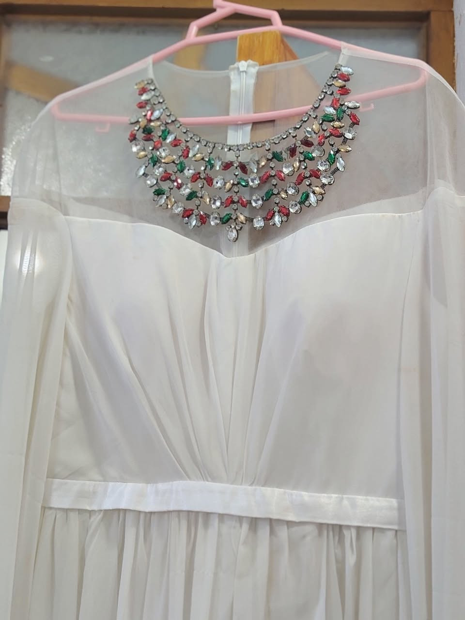 قفطان ملبوس مره وحد قياس 46 بس للبيع ق اخذته ب 95 اريده ب 35 وعندي توصيل بغداد ومحافظات 
للستفسار*********** واتس اب
