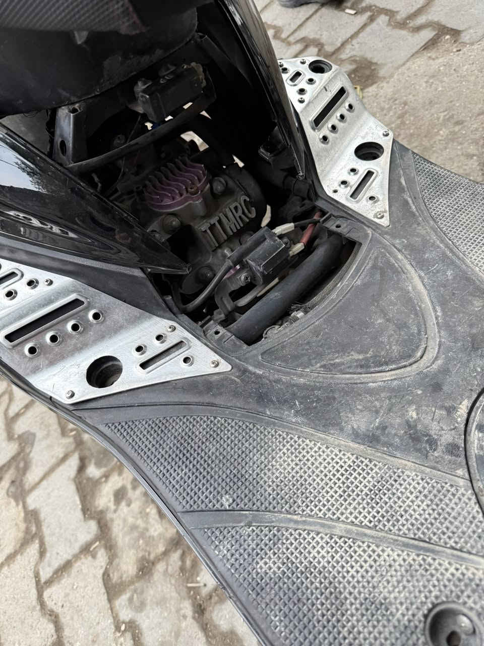 السلام عليكم دراجه سكنس فحل رياضي
الدراجه عليه كت كامل ttmrk 
كلجات wf امامي خلفي مطابق 
وبيها يدات رياضي وملقط رياضي 
وستاند رياضي ونقصها ستاند تعليك 
وسبايدر  مكان الدراجه بغداد الكاظميه 
ساحه عدن وأي استفسار راسلني خاص 
أو اتصل ***********
