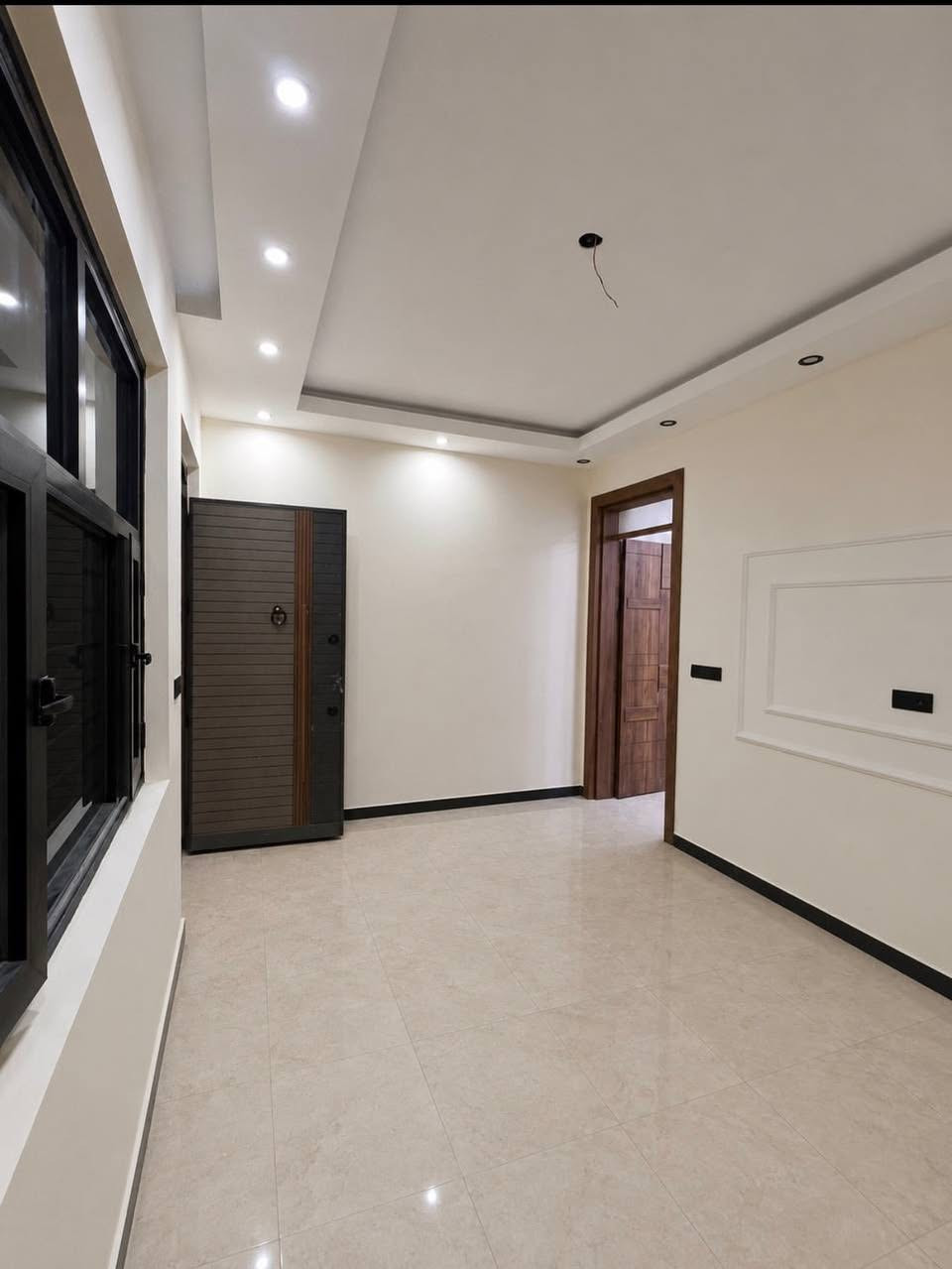 🏠 مشتمل حديث للبيع
📍 حي القاهرة / الضباط
مقابل مول القاهرة – الفرع الثاني

📐 المساحة: 44.5 م²
↔️ الواجهة: 5 م
🏗️ بناء حديث (2026)

🔹 غرفتا نوم
🔹 صالة
🔹 مطبخ
🔹 حمام

📞 ***********
📩 مراسلة الصفحة متاحة

✨ فرصة مناسبة للسكن وبسعر منافس.
