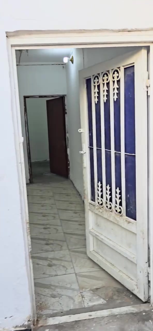 بيت للايجار
حي ميسان منطقة ال٢٤ قريب على شارع الكيات وشارعه مفتوح على شارع ٦٠ . 

٥٠ متر طابق واحد غرفة وصاله كبيرة والمطبخ من ضمنه وحمام 

للتواصل (***********)

ملاحظة اني صاحب البيت مو دلال.
