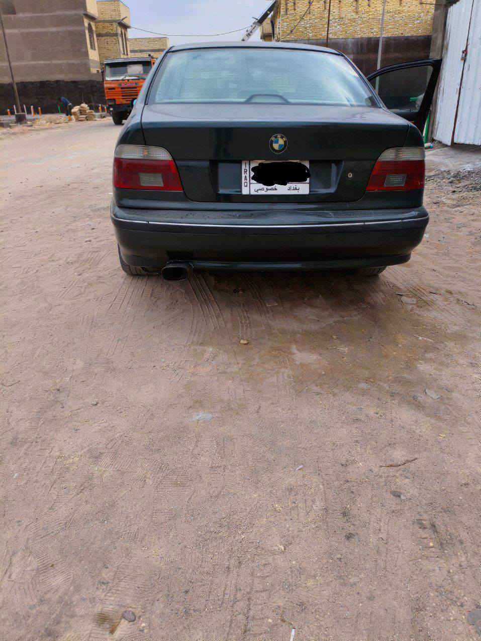 السلام عليكم
مرخصت ألادمن 
... سيارة للبيع 
BMW-E39 
528i. .. سلندر 6 
1997 الموديل 
الخارج .. 
البدي :السيارة مصبوغة عام اللون اخضر وكلش مرتبه 
الحدادية كلش حلوه 
دبل فإن ومعروفه بهل فئة 
كلشي شغال بيها إلى حد التبريد 
الداخل... جلد اسود كما موضح في صورة 
من ناحية النظافه والعنايه 
المواصفات ..
1.فول مواصفات 
2.اربع جام اوتوماتيك 
3.كلشي كهربائي شغال بيها ما عدا الاضواء  داخل كابينة السيارة 
4.بردة خلفيه كهرباء
5. فتحة سقف جام كهرباء 
6.بيها اضائه ترحيبيه عند التشغيل في الإضائه الاماميه والخلفية
7.صندوك كهرباء 
8.بصمة سويج 
9.دبل فإن كما معروف عنها في فئتها
10.كير خير من الله وعزمه خيال 
11.تبريد أمامي وخلفي ..وحتى تحت امام وخلف شغال وكله كهرباء تبريد شغال 
12.استيرن كهرباء وشغال 
13.كراسي اماميه كهرباء
14.رقم بغداد ..
----------------------------------------------
السيارة بيها بعض الملاحظات ..
1.المحرك في بداية تبخير غير ذلك فيه عزم قوي وهدوء 
2.فتحة السقف بيها عطل لكن عندي فتحة اشتريتها وما شديتها (انطيك وياها سلايت كامل)
3.تحتاج تبديل لخلاط بانزين .. حتى تقره صحيح في العينه 

السعر .. 73 ورقه فقط 
السيارة بأسم مهندس من النجف 
شرط عند شراء سيارة مداور ثاني يوم دون انحراج 
للتواصل .. ***********
