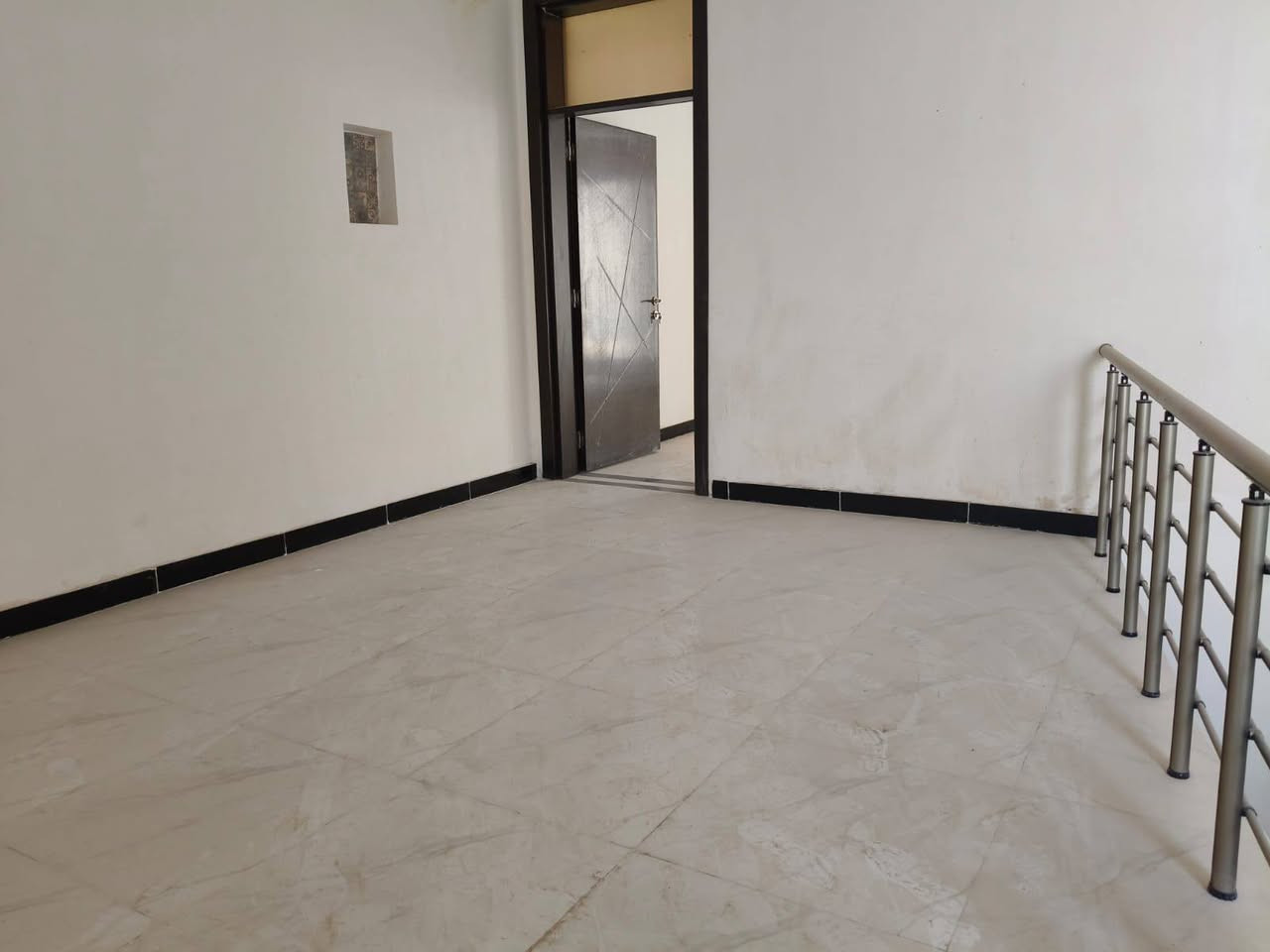 💯 متر
ثلاث غرف نووم 
صحيات عدد 2
واجها 6.25
نزال 16
للبيع فقط 
***********
