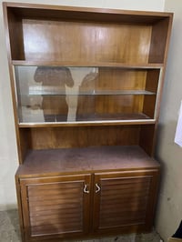 بوفيه للبيع مكاني البياع سعرها ١٠٠ الف وبيها مجال  صاج قديم ثكيل  ٠٧٧٥...