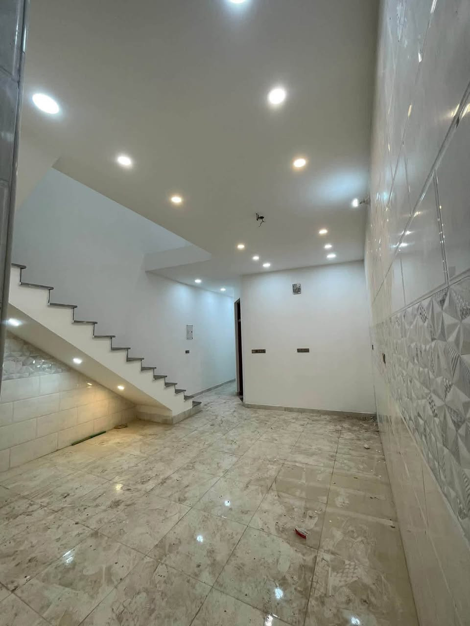 � دار للبيع – منطقة سكينة / مقاطعة 2/9

✨ البيت جديد وغير مستعمل

🔹 المساحة: 100 متر

🔹 سنة البناء: 2025 (بناء حديث)

🔹 عدد الطوابق: طابقين

🔸 توزيع الدار:

▪️ الطابق الأرضي:

 • استقبال

 • صالة

 • غرفة نوم

 • مطبخ حار وبارد

▪️ الطابق الثاني:

 • غرفة نوم

 • صالة

 • حمام

 • سطح شتايكر

🔸 المواصفات والتجهيزات:

✔️ حمام خارجي إضافي

✔️ صحيات كاملة درجة أولى مع الضمانات

✔️ أرضيات بورسلين أفضل نوع

✔️ درج مرمر درجة أولى

✔️ إنارة حديثة مع ضمان 10 سنوات

✔️ سخان ماء مع ضمان 5 سنوات

✔️ تانكي ماء عدد 2

✔️ أماكن سبالت دفن جاهزة

✔️ بورد كهرباء رئيسي + فرعي عدد 2 لكل طابق

✔️ كل طابق معزول بالكامل

✔️ سحب مولد مع الكهرباء الرئيسية

📍 موقع ممتاز وتشطيب راقٍ، جاهز للسكن فوراً.

📞 للاستفسار والمعاينة:

***********
