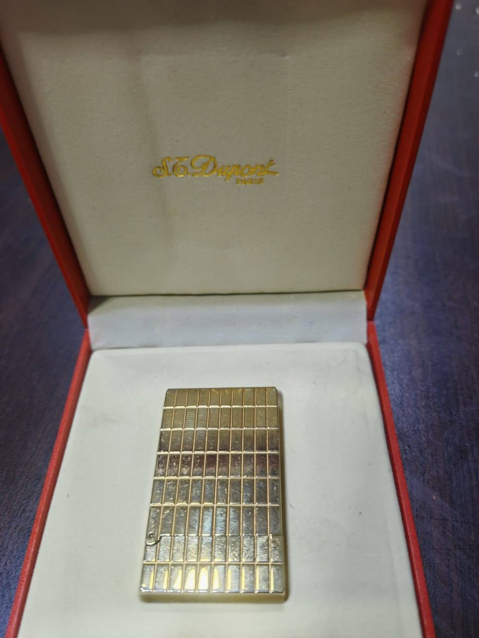 للبيع: قداحة S.T. Dupont كلاسيكية أصلية (Full Set)
المواصفات التفصيلية:
​الماركة: إس تي ديبون (S.T. Dupont) - صناعة فرنسية فاخرة.
​الموديل: Ligne 1 - الحجم الكبير (Large Model).
​الطلاء: مطلية بذهب حقيقي سماكة 20 ميكرون، مع وجود ختم المصنع (Hallmark) الأصلي في القاعدة.
​النقشة: نقشة المربعات الكلاسيكية (Grid Pattern) المذهبة بالكامل.
​الرقم التسلسلي: (4FK12J8) محفور يدوياً، مما يؤكد أصالة القطعة.
 بسعر مميز للجادين فقط 0775890808


**إذا كنت صاحب هذا الإعلان وتريد حذفه لأي سبب، رجاءا أرسل رسالة إلى الدعم الفني**