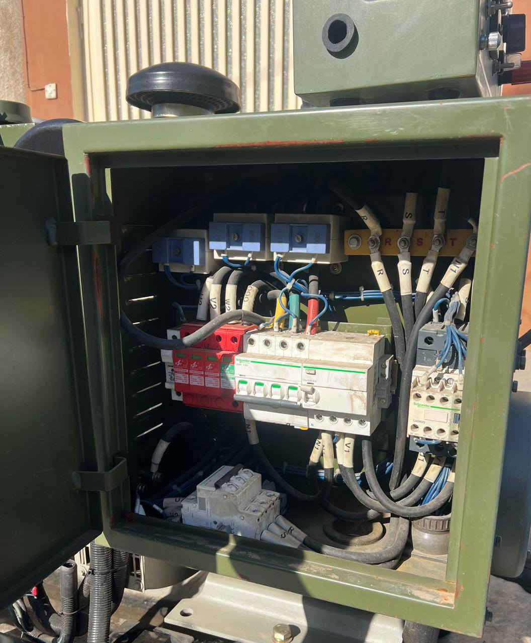 سلام عليكم للبيع مولده بلادي أوربي نوع بيركنز  65 كيفي عدد ساعات التشغيل العمل 200 ساعة شاشه اوتو موديل 2015 ملاحظة مولده مصنوع وارد بريطانيا سعر اتصال على رقم ***********
***********
