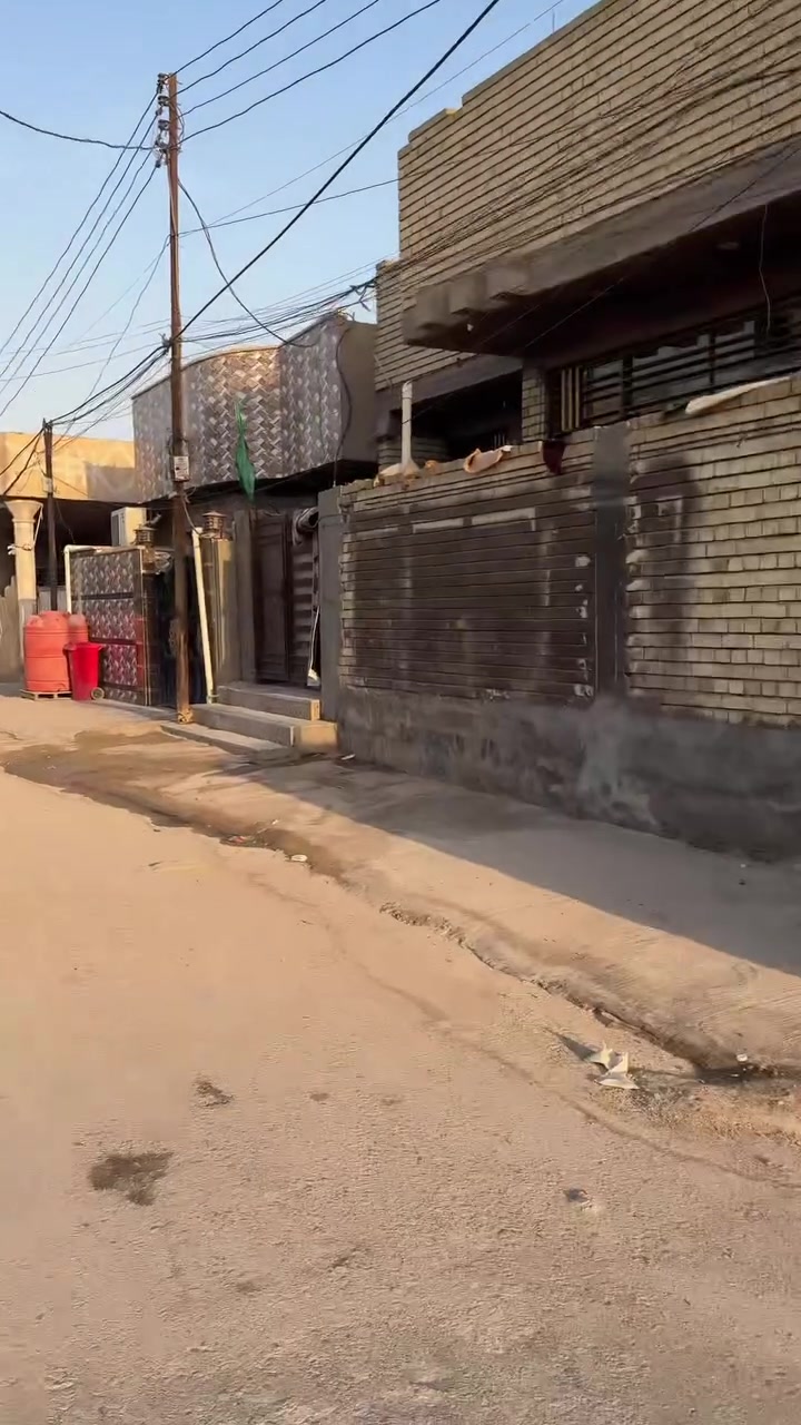 السلام عليكم بيت للبيع 200م بلكرغوليه مقابيل البانزين خانه البيت طابقين الطابق الأرضي استقبال وصاله ومطبخ وغرفتين ومناور 2 وحمام وتواليت خارجيه 
الطابق الثاني 4غرف وصاله وحمام 
كهرباء ضفيرتين للطالبه الأول ضفيره والطابق الثاني ضفيره وخير من الله مي 24 ساعه 
واتساب ***********
علخط ***********
