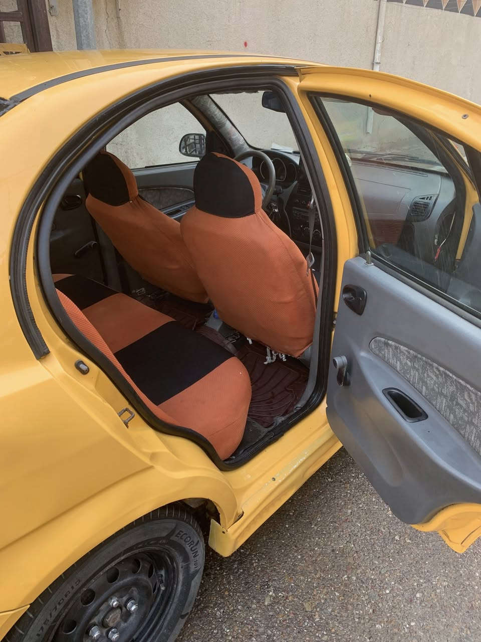 السلام عليكم عندي سيارة طيبة للبيع موديل ٢٠١٦ السيارة كامله تبريد شغال الصدر نص عمر نظيفة مابيه خياس بس بيه بنيد مبدل والمحرك بي تنقيص لتر من التبديله للتبديله يعني شي قليل السعر 38 ورقة وبيه مجال بسيط  رقم التلفون ***********
