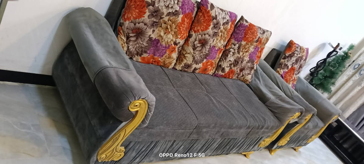 تخم 8مقاعد ضخم
مع 8 كوشات كبيره يحتاج دوشمه فقط 
ب150 بي مجال 
مكاني زعفرانيه / دور الامانه


**إذا كنت صاحب هذا الإعلان وتريد حذفه لأي سبب، رجاءا أرسل رسالة إلى الدعم الفني**