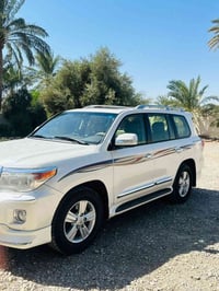 سياره لاندكروز ابيض موديل ٢٠١٣ بريم جاهزه باسمي رقم بغداد انكليزي سنوي...