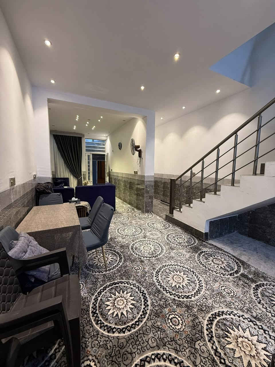 سلام عليكم
دار ١٠٠ متر واجه (5) نزال (20) طابق ونص يحتوي حمامات + صحيات عدد (2) + طارمه + صاله + مطبخ مفتوح ع الصاله + منور + غرفتين عدد (2) 
العنوان كربلاء حي الروضتين الشارع الجديد 

للأستفسار او واتساب 
***********
