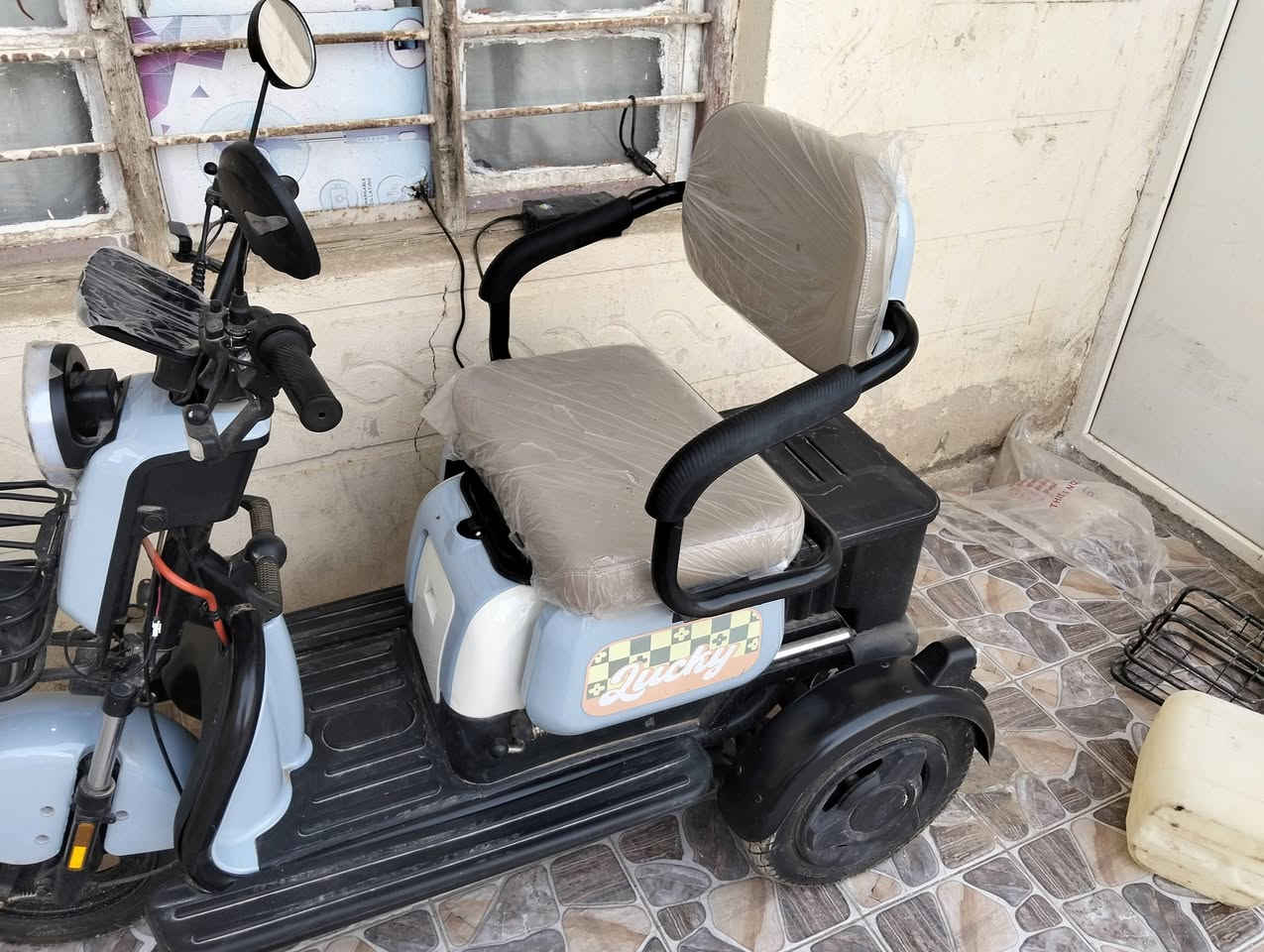 دراجه شحن للبيع دراجه جديده مامستخدمه اشرناه جديده من الشركه وماستخدمناه سعره 900وبي مجال المكان الديوانية قضاء السنيه ***********
