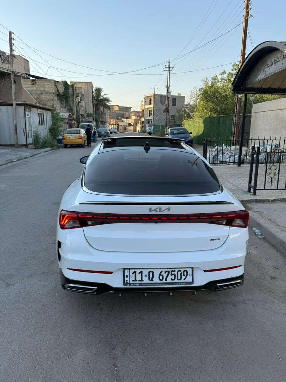 السلام عليكم
🔰 كيا كي فايف kia K5 2023

◻️ لون ابيض 

🟠 المواصفات 

🚀 محرك 1600 تيربو اقتصادي وقوي 

• تشغيل بصمه وتشغيل عن بعد 
• ⁠شحن لاسلكي للهاتف
• ⁠شاشه كبيره 
• ⁠رادار +رادار الخطوط 
• ⁠اوتو هولد
• ⁠مقاعد احمر  جلد كهرباء
• ⁠ستيرن حرف D
• ⁠انضمه قياده smart "normal"sport"custom
• ⁠مانع انزلاق +نظام Abs
• ⁠اوتو بارك 
• ⁠تحكم كامل من الاستيرن
• ⁠بانوراما 
• ⁠السياره فول مواصفات

💢 وارد امريكي بنيد مع نص باب معجون من امريكا خلفي عكس السايق بعدها ع حادثها 

السعر 185 وبيها مجال 

📍 مكان السيارة بغداد حي الجهاد 

☎️ رقم ***********
