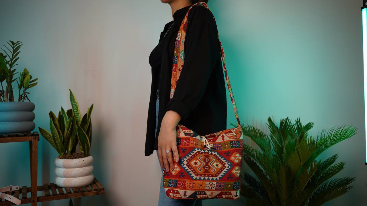 تعبتي تدورين على حقيبة عملية وتبقى شكلها أنيق؟ ✨
هاي الحقيبة تنفع للشغل، الجامعة، والمشاوير اليومية 👌  

👜 خامة متينة  
🎨 ألوان متعددة  
📦 أقل كمية: دارزن (12 قطعة)  
🚚 توصيل لكل المحافظات   
سعر الدرزن 31 الف فقط 

للطلب +964 775 739 8376
