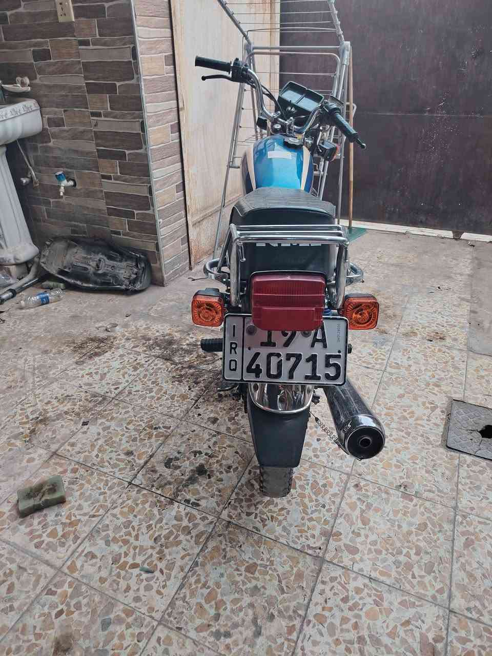 نامة متياز موديل 23 مكينه مبدل بيها ماكنيت وكلجات وهذني استهلاكيات شي طبيعي يتبدلن
اما باقي المكينه ما ممدود عليها سبانه 
دراجه نظيفة وشلعتها حلوه بيها نواقص بسيطه 
عداد و واير الرون والعداد و جبنه تنگط دهن
عوزها تبديل .
كشن ودبلات امامي وتاير امامي ، واشاير امامي خلفي وباتري كلهن جديدات 
مكاني بغداد الدورة 
رقمها كربلاء 
رايدها ب 1550 وبيها مجال 
رقمي واتساب 
***********
