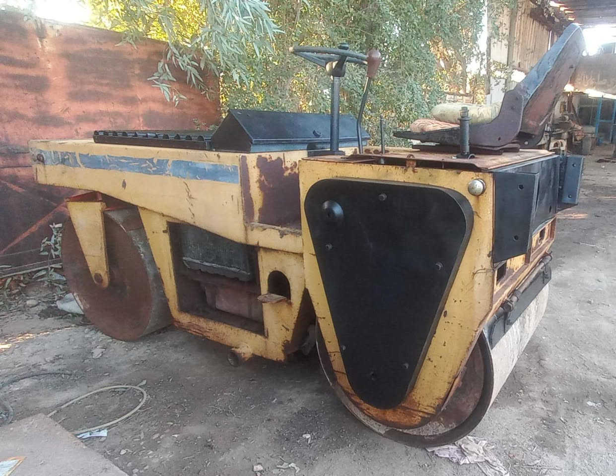 للبيع حادله ستيليه رولتين 3طن عرض 90 سانتيم ادوات مابيه ارقام حادله شغاله محرك 3 بستم كابوته جديد كيره وهزاز شغال ثكيل وخفيف السعر 35 ورقه مكانه واسط عزيزيه الشراي يتصل ***********.
