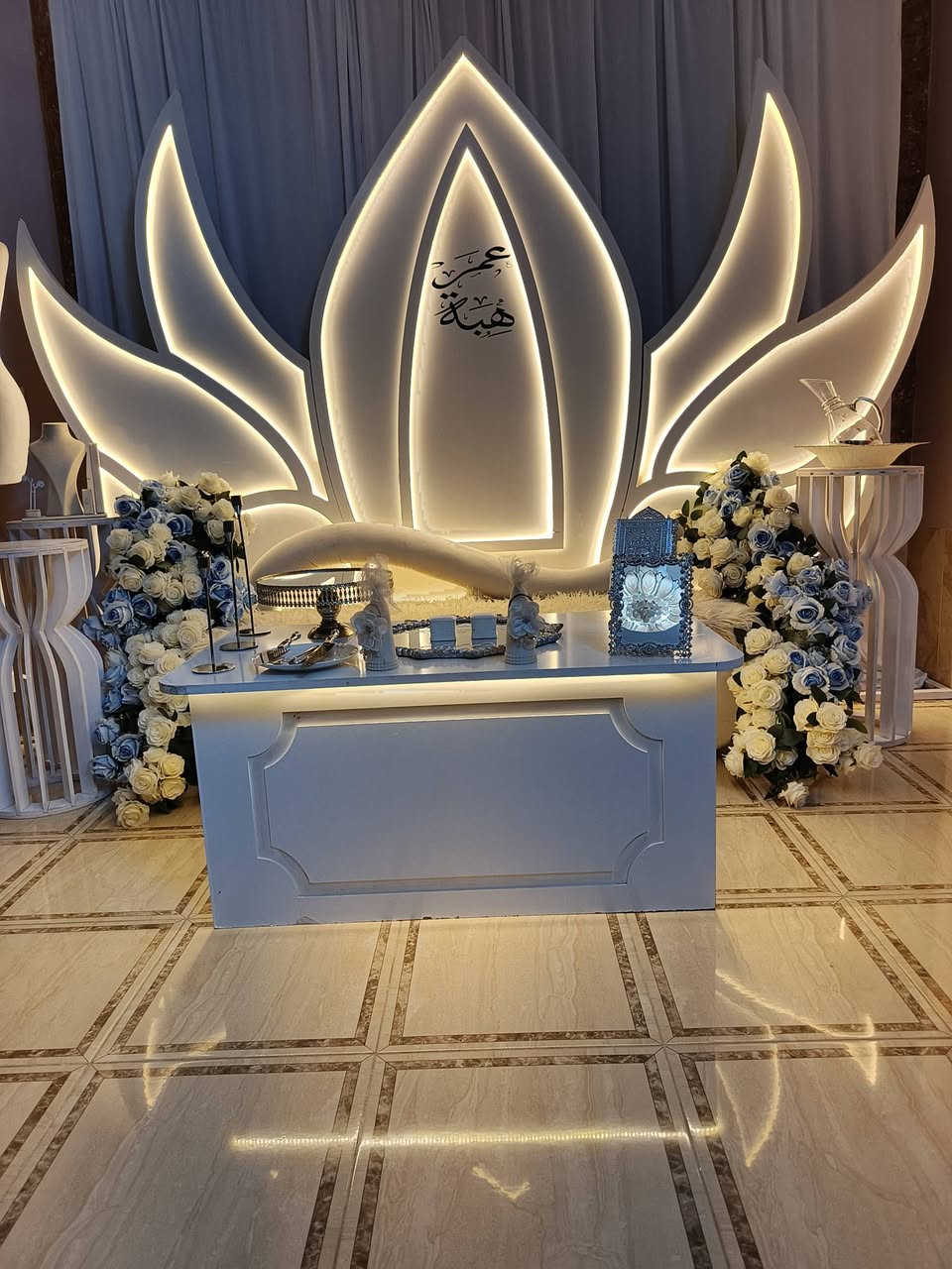 السلام عليكم كوشتين كاملات للبيع بسعر مناسب 
مع شازلونات عدد ٢ اضافيات وميز عدد ٢ اضافي للاستفسار واتساب ***********
