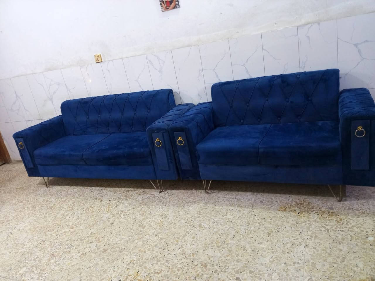 تخم نظيف جدا 12مقعد ب300الف وبي مجال المكان الوشاش *********** يوجد توصيل بكروة يوجد واتس اب
