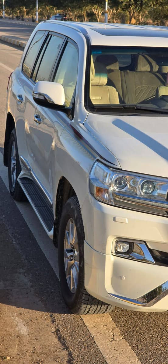 لاندكروز 2017 فطيم اصل فول 1/1 
السياره جديده بمعنى الكلمة استخدام شخصي ☑️
-مكفوله كفاله عامه ماشيه ٧٦ ألف حقيقي 
-مري قلاب + شفط 
-فتحه سلايت 
-زراك لايت ، لايت زنون 
-4 كامرات 
-كشنات جلد اصلي كريمي 
-دبل كشن كهرباء , كشن السائق 3 دكم
-8 ايرباك 
-تشغيل عن بعد 
 مدوشمه جديد
-دبل ماوس 
-فول تحكم 
-7 راكب 
-3 قطع تبريد 
-محرك ٦ سلندر
-فورويل دفع رباعي 
-حساس اصلي ( أمامي ، خلفي ) 
-ويل 18 تخم تاير دلوب جديد وسبير منازل. 
-رقم بغداد بسمي تحويل مباشر
-عدتهه سبيرهه غراضهه كلهن مامستخدمات 
-السياره بشرط محرك كير صدر كلهه بعدهه عل وضع الشركه

💰السعر 470$ وبيهه مجال للطيبين
مكان السيارة :-صلاح الدين الدجيل *********** وتساب *********** مراوس حسب القناعه
