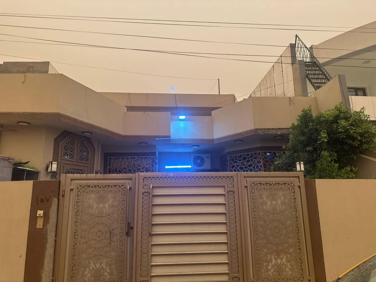 دار للبيع طابقين230 متر  فول مغربي 4غرف نوم
 غرفتين بيها دكت
كركوك دروازة مقابل لفة شيخة جدا قرب الشارع العام  شارع 18 متر عريض فول خدمات 
سعر 120 وبي مجال 

غرفتين بي دكت

للاستفسار *********** او *********** او زيارة المكتب ارو
