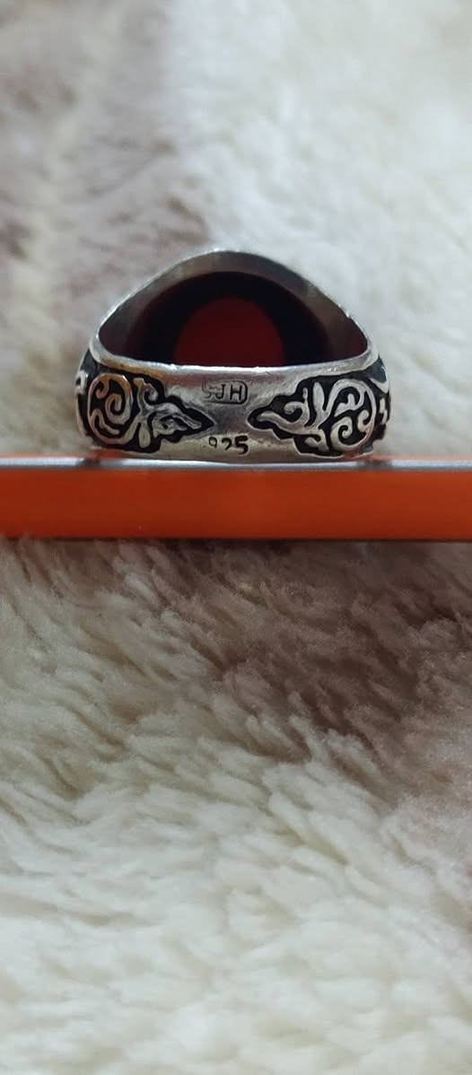 السلام عليكم حبايب هذا المحبس عقيق يماني صياغة البحرين والختم موجود اريد اراوسه بمجموعة احجار سليماني الي عندة خلي يتفضل واتساب او ينزلهن بالتعاليق
***********
