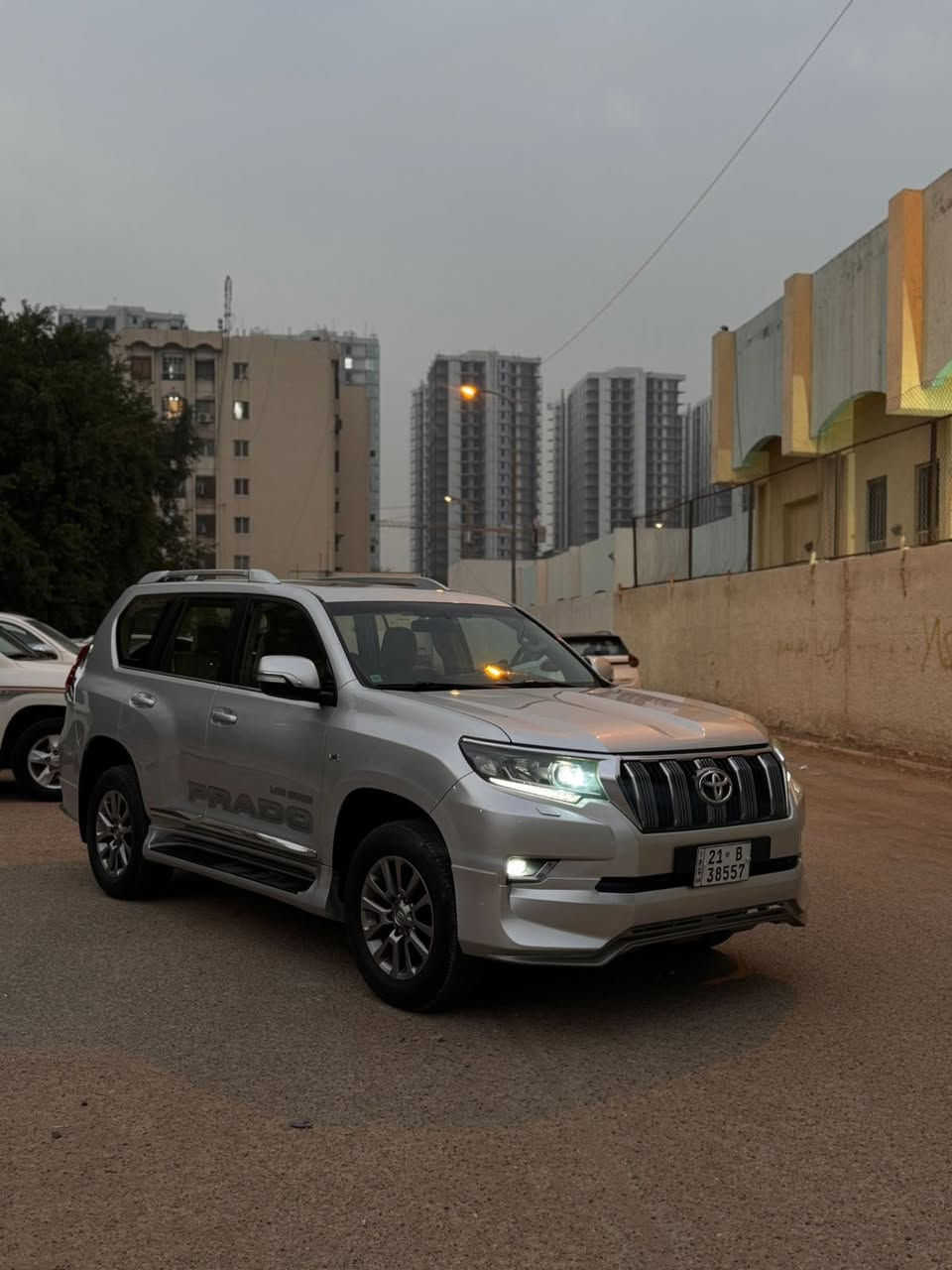 السلام عليكم 
برادو موديل 2018 وارد كويتي vx
فول مواصفات
مكينه 6 سلندر 
بصمه 
فتحه 
كشنات تدفئه وتبريد
كروز سرعه 
كامره خلفيه 
لايت زنون 
مانع انزلاق 
فور ويل 
وباقي الماصفات معروفه 
ماشيه 88 الف كيلو السياره نضيفه جداً 
بيه تبديل بنيد بسبب الفابلون ونص جاملغ خلفي يسره صبغ بسبب شخوط رقم سليمانيه بأسمي للبيع فقط السعر 37 وبيه مجال الاستفسار ***********
