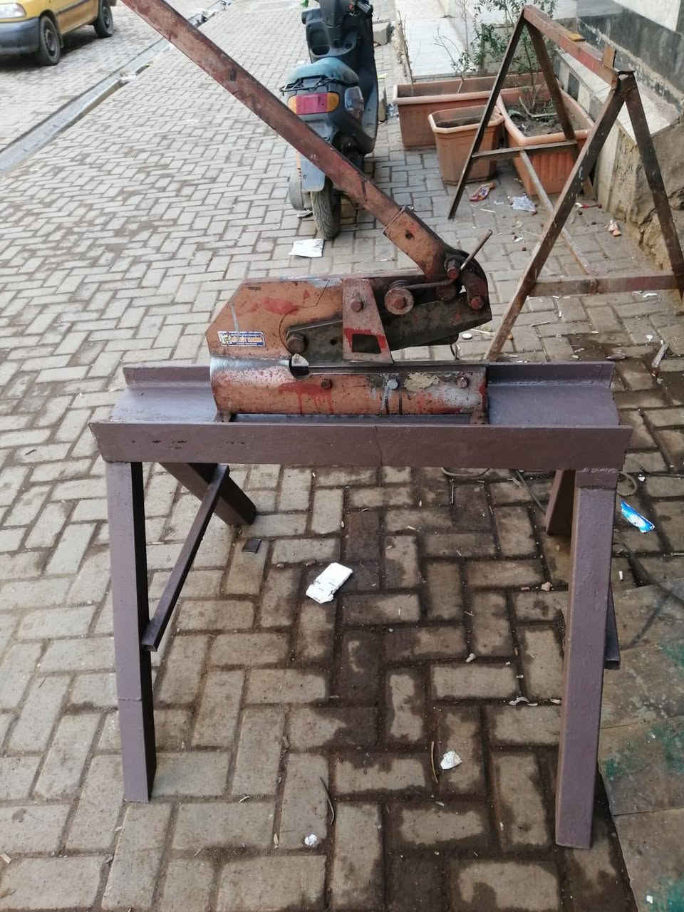 السلام عليكم 
كوسرة ثابتة ثري فيز صيني مؤسسه بلادي السعر ٣٥٠  ألف 
كور مع براين عدد٢ السعر ٢٥٠ ألف 
مكص بليت حجم الكبير ويه التزكا مالته ١٢٥ ألف
مكاني بغداد شارع الكفاح 
***********
