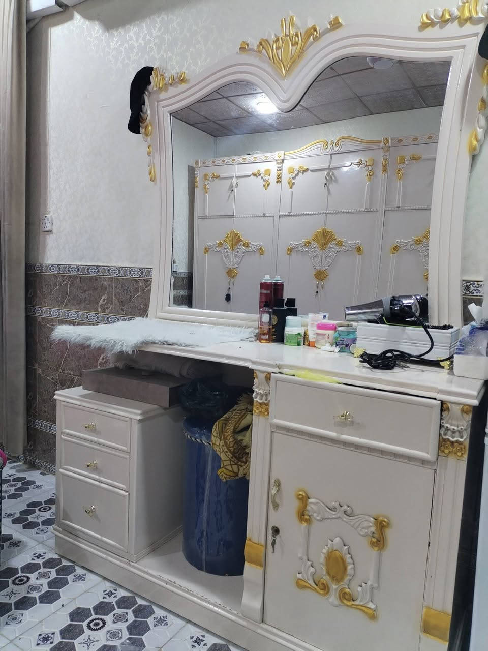 غرفه نوم مستخدمه سنه  نظافه 95% تسكام عراقي ثقيل للبيع 6 ابواب السعر مليونين و 750 وبيها مجال بسيط
 للاستفسار الاتصال ***********
