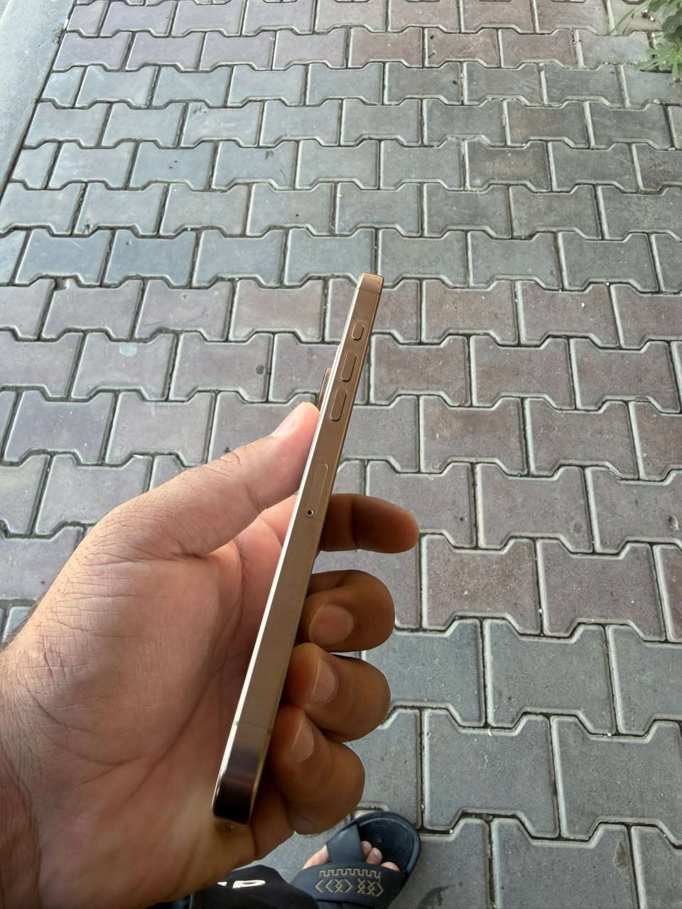 تلفون 16 برو ماكس نضيف جدآ استخدام قليل بطاريه 99 ما مفتوح ولا ممدوده سبانه 😂*********** السعر مليون 350 وبي مجال
