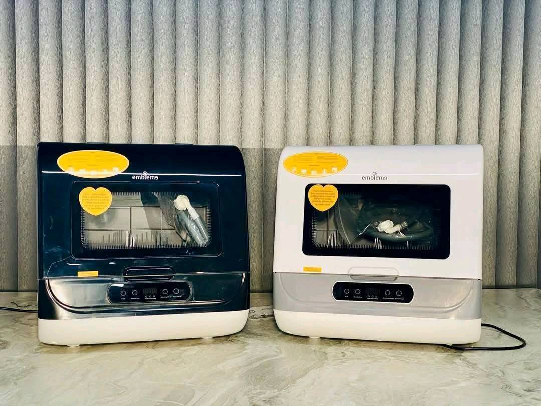 غسالة الصحون المنضدية الاوتوماتيكية
من ماركة امبليوم الألمانية 🇩🇪 مع ضمان سنة حقيقي ✨
🔹 تتسع إلى 10 صحون
🔹 يمكن استخدامها لغسل الفواكه والخضروات 🍋🍈
🔹 لا تحتاج تأسيس ماء خاص وسهلة الاستخدام
🔹 هيتر داخلي لتسخين الماء بسرعة عالية
المميزات:
✨ شاشة عرض LED ديجيتال أنيقة
✨ 5 برامج غسيل (تلقائي – مكثف – عادي – اقتصادي – سريع)
✨ نافذة شفافة لمتابعة عملية الغسل
✨ مؤقت ذكي (30 / 40 / 50 دقيقة)
✨ توقف تلقائي عند فتح الباب
✨ إزالة قوية للدهون وتنظيف مثالي
✨ حجم عملي يمكن وضعها على الكاونتر أو أي مكان بالمطبخ
📦 التوصيل متوفر لجميع المحافظات 🚚
📞 للحجز والاستفسار: *********** واتساب 📩