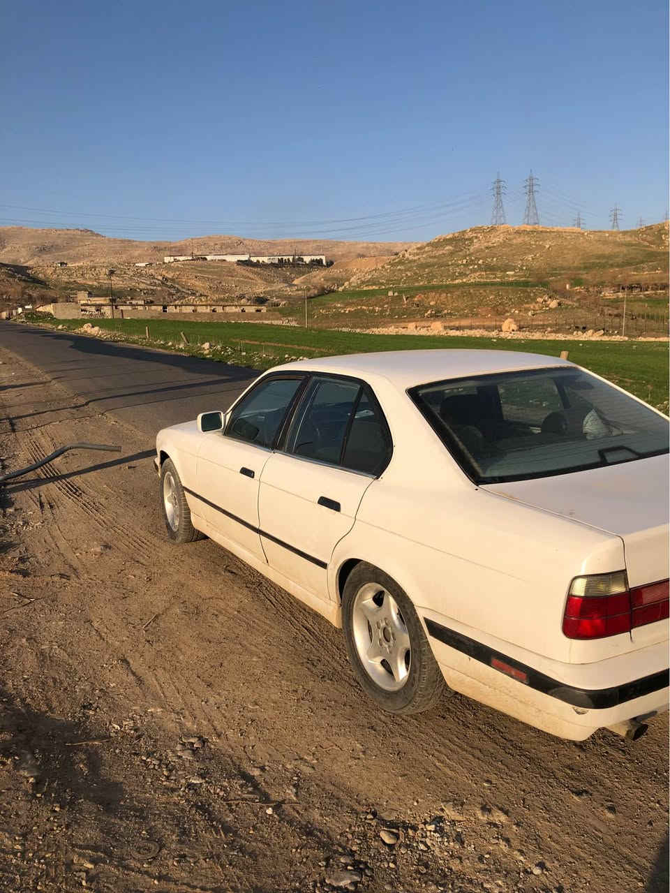 BMWمۆدیل 1991مەکینەی 525 گئڕ ئادی گئڕو مەکینەی بەشەرت کارەبای هەموی ئیشەکا چوار تایەی تازەی لەژئرایە سە یارەکە ڕەقەم سلئمانیە تەحویلو غرامەی بەشەرت سعری 38گەڵاو مەعامەلە ژمارە *********** السليمانية, العراق
