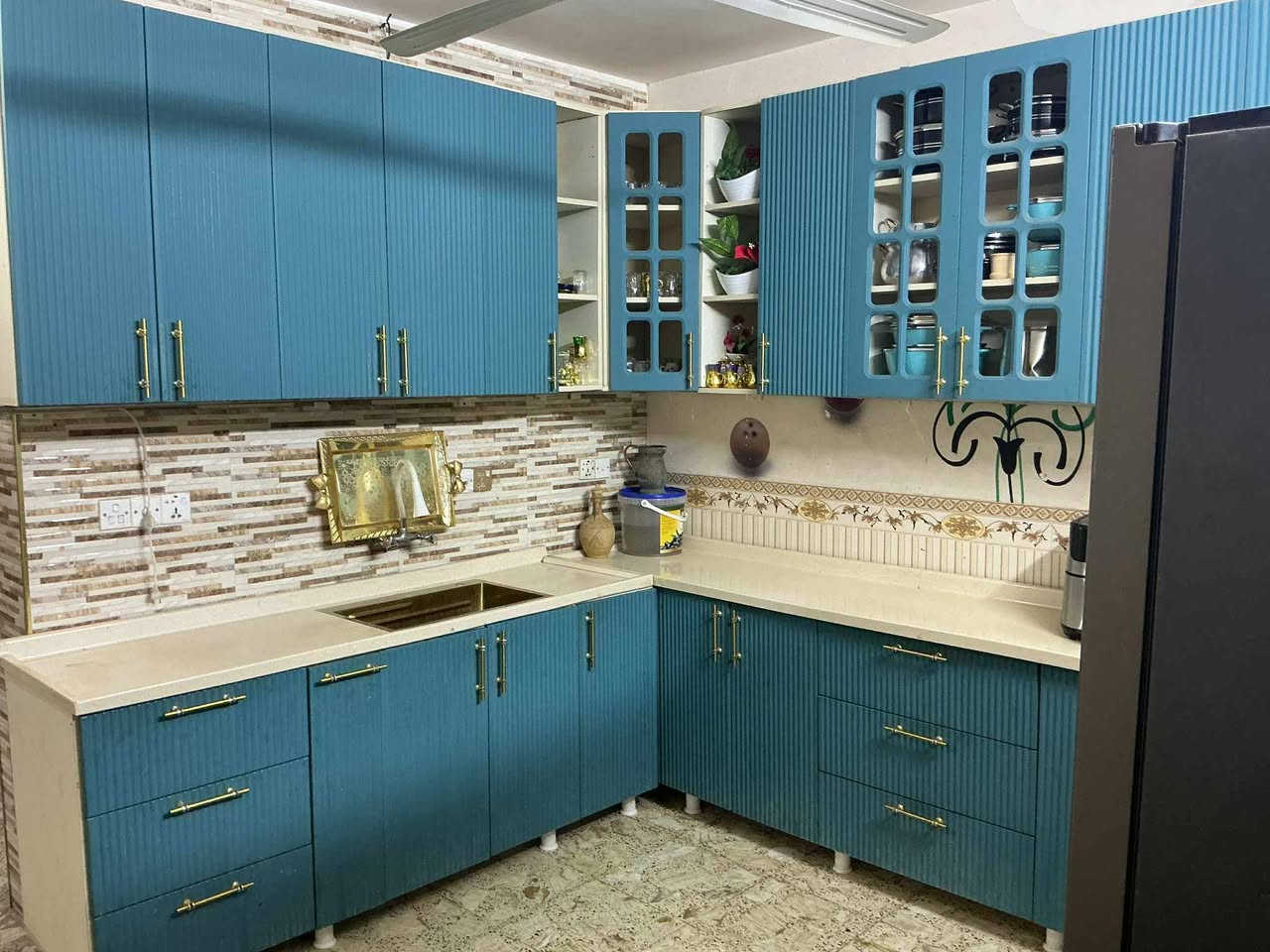 السلام عليكم بيت للبيع الشعله قطاع ال 10 شارع سيد شناوه 160 متر طابقين ترميم جديد طابق اول مسلح ثاني عكاده مدخل البيت ساحه مع حديقه استقبال مع غرفتين نوم طابق ثاني 3 غرف نوم مع ملحقاتهن وسطح للاستفسار من صاحب البيت *********** علمآ اني مكلف بالنشر
