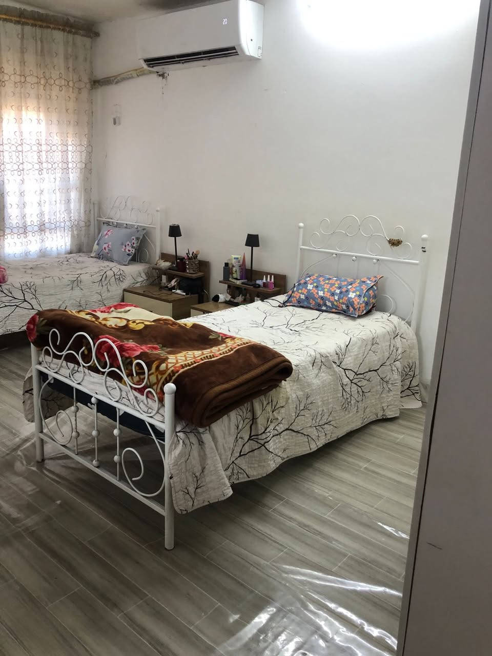 بيت للبيع مساحه 150متر قاطين بداية الحسينيه قرب سيطرة المدخل  المخابرات مقابيل الظباط نظام مشتملين مفتوح من الكراج والحولي فقط بي 5غرف نوم خطين مي كهرباء ثري فيز  بناء 2016بيت 2قطعه من الشارع الرئيسي شبه تجاري رقم البيت موجود بل منشور((لحد يكول منشور قبل فتره ))اني أجلت بيع علمود نص ألسنه عندي مدارس لان للاستفسار *********** #الجميع   السعر مناسب جدا سعر قطعة ارض  موقع المنطقه مميز جدا
