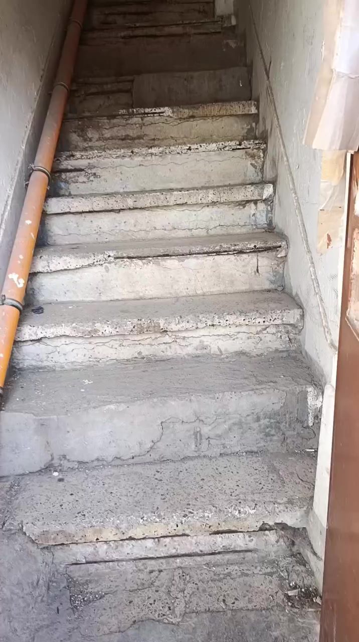 السلام عليكم  شقة طابق  ثاني مثل مواضح  بصورة  مطبخ وصالة وغرفة نوم وحمام وتواليت وبلكونات  ثنين   بيهة كيزر  وكهربائيات كاملة وحتة واصللهة مولد  ب ١٢٥  يم المجلس لقديم  يم  اسواق مهند  اليريدهة يتواصل علئ  رقم  صاحب  شقة ‏‪0772 306 2648‬‏ @الجميع
