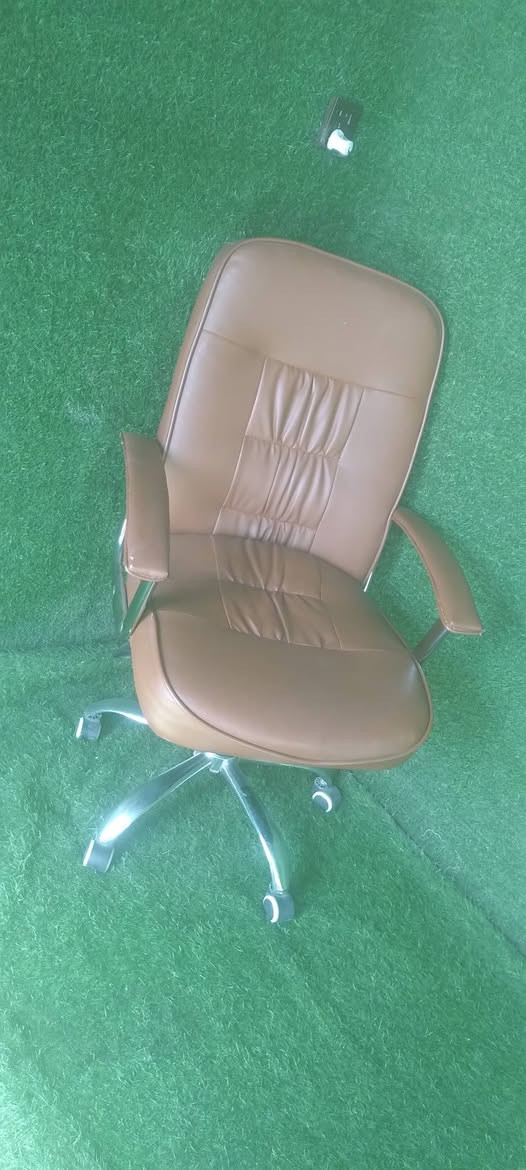 سلام وعليكم 
نافوره جديده (٢٥ الف)
ماسحه ارضيها مره وحده مستخدمه (٨ الف)
كرسي جلد بس الجك مايشتغل (٣٥ الف) 
عنوان كركوك ر . ت ***********
