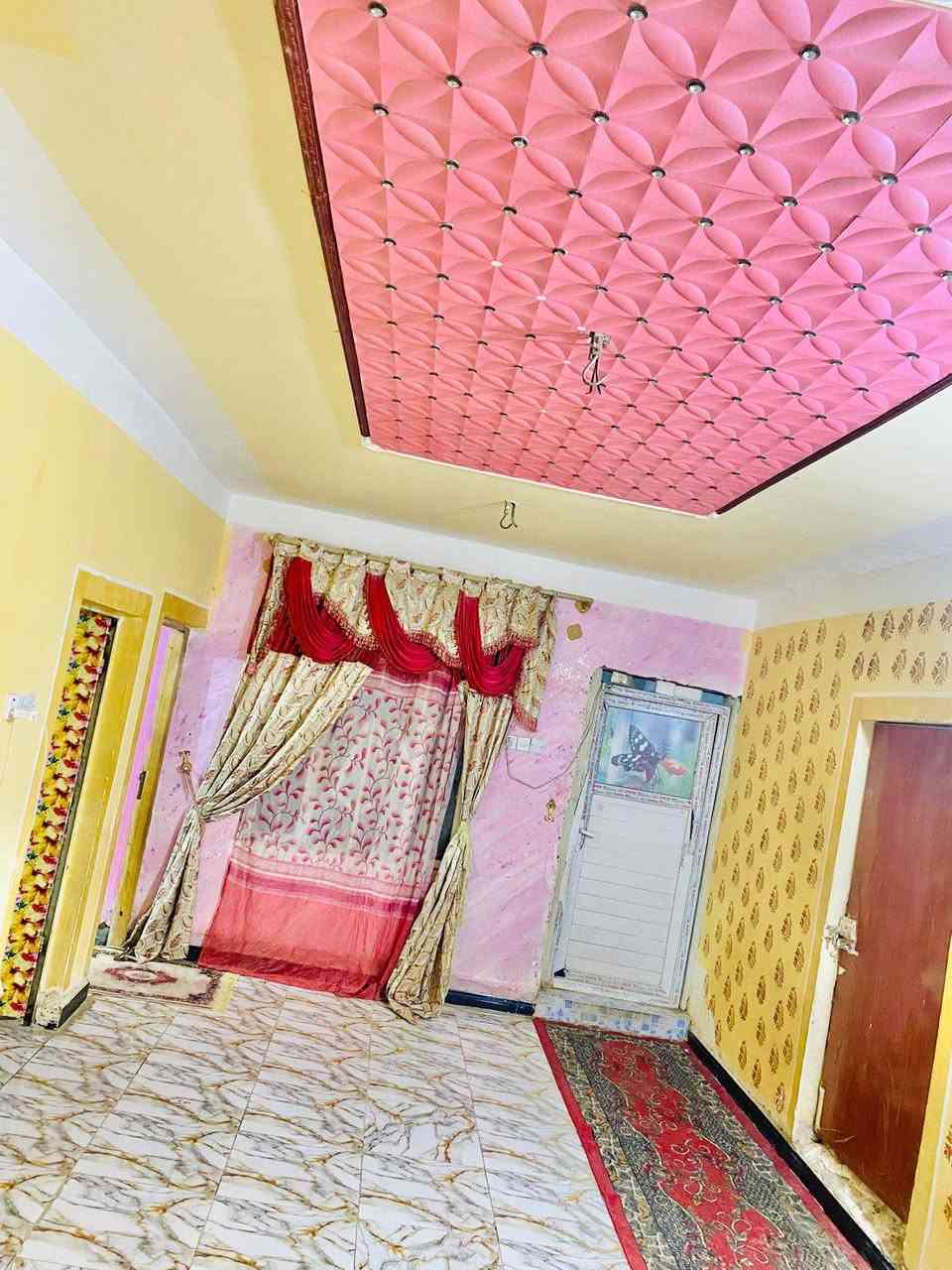 بيت للبيع الموقع حولي الغراف  المساحه 200م يحتوي على اربع غرف وصاله عدد 2 واستقبال 9م  البناء طابوق السقف عكاده استفسار واتساب ***********
