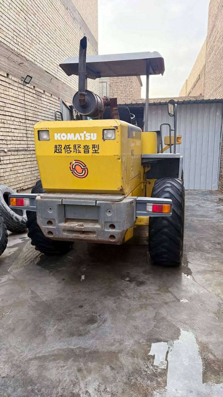 شفل كوماتسو حجم ١٠٠ موديل ٢٠١٦ 
هاتف ***********
