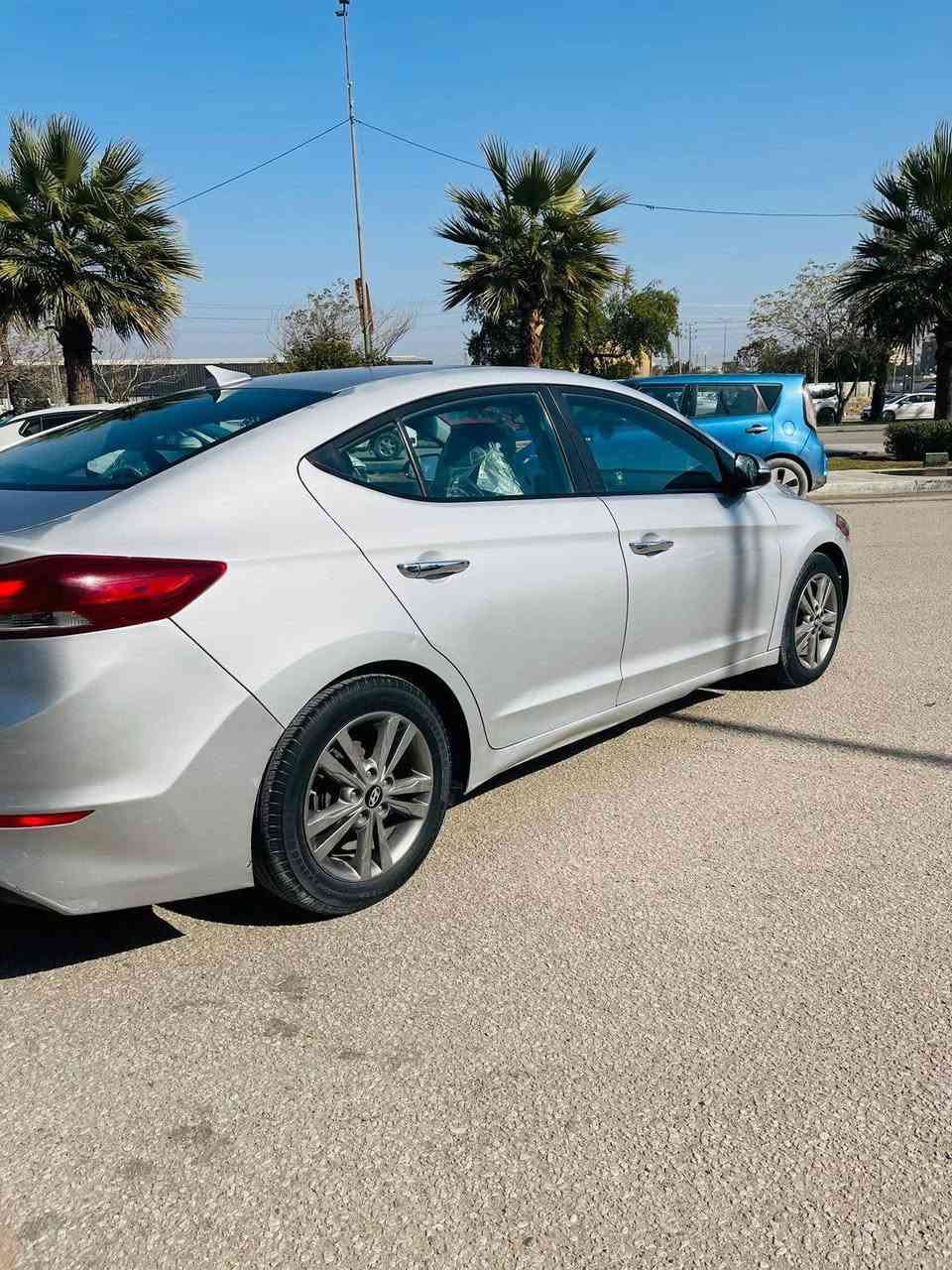 السلام عليكم 
السعر 119
النترا موديل 17 لون مميز سلفر
السيارة قطعتين جامع امامي وبنيد
محرك 2000دوش المرغوب 
المواصفات 
تحكم ستيرن جهتين 
مانع نزلاق 
نضام ايكو تقليل الوقوت 
كامرة خلفية دوارة 
شاشة جبيرة 
كشنات جلد 
حساسات جانبية 
وبعد بيهة هواي موتصفات 
رقم الهاتف ***********
مكانها كربلاء
