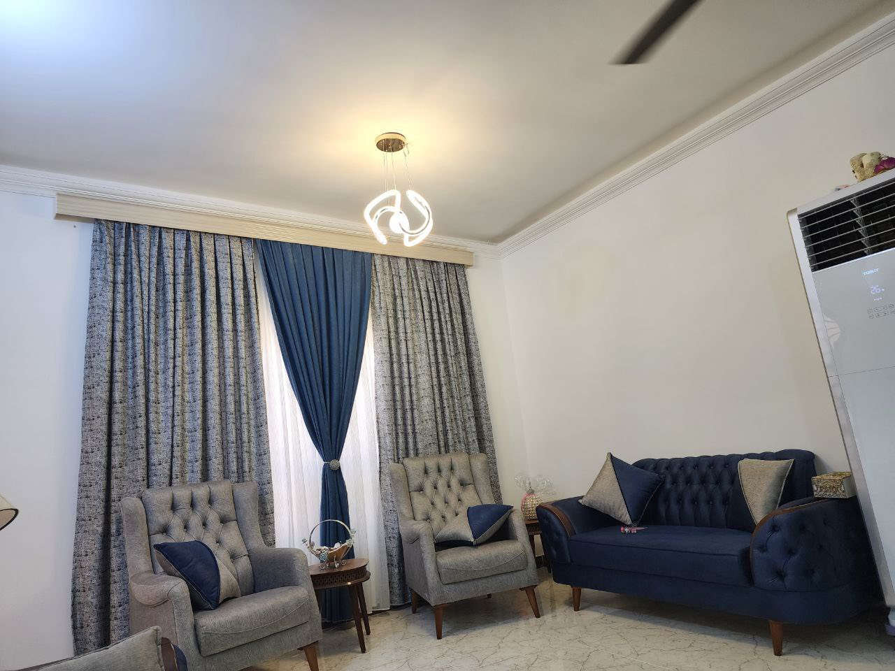 بيت للبيع
الموقع/ التحرير/ دور الظباط الثانية /مجاور ام علي ام الأعشاب 
المساحة / ١٥٤ متر الواجهة ٨ إلا ربع والنزال ٢٠ متر                         السعر / ١٦٠ مليون وبي مجال 
للاستفسار/ ***********
