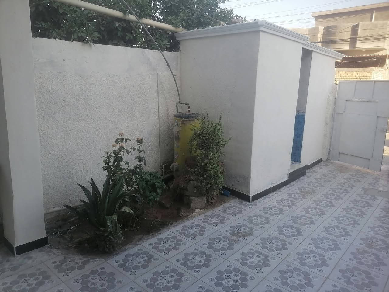 دار للبيع طابو صرف بأسمي
٢٦٠ م غرفتين نوم ٤*٥ استقبال ٦*٤ هول ٤*٤ ومطبخ
حمام داخلي وخارجي
حديقة العنوان حي السلام
(عرار) الشارع الرئيسي قرب المنتزه خلف الحسينيه
للإستفسار الاتصال على الرقم ***********
