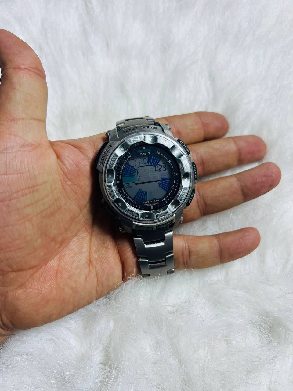 السلام عليكم
ساعة كاسيو بروترك PRW-2500-1JF تيتانيوم بالكامل 
الساعه بيه طخات بالرنك الدوار سير الساعه لوك نضافه 
السعر 175الف
يوجد توصيل 
قطر الساعه 50
مقاومة الماء
مقاومة الماء حتى عمق 100 متر
المقاومة البيئية
مقاومة درجات الحرارة المنخفضة (-10 درجات مئوية/ 14 درجة فهرنهايت)
ميزة المستشعر
نطاق قياس
مقياس الارتفاع: من -700 إلى 10000 م (من -2300 قدم إلى 32800 قدم)
وحدة القياس: 1 م (5 أقدام)
قياسات الذاكرة اليدوية (تصل حتى 30 سجلاً، يتضمن كل منها الارتفاع والتاريخ والوقت)
بيانات السجل التلقائي (الارتفاعات العالية/المنخفضة، الصعود والهبوط التراكمي التلقائي)
بيانات سجل الرحلة (يصل حتى 14 سجلاً للارتفاعات العالية/المنخفضة، الهبوط والصعود التراكمي التلقائي لرحلات معينة)
الميزات الأخرى: بيانات الارتفاع النسبية (من -3000 إلى 3000 م)، الفاصل الزمني للقياسات القابل للتحديد: 5 ثوانٍ أو دقيقتان
*ثانية واحدة لأول 3 دقائق فقط
*التحويل بين المتر والقدم
مقياس الضغط الجوي
نطاق العرض: من 260 إلى 1100 هكتوباسكال (من 7,65 إلى 32,45 بوصة زئبقية)
وحدة العرض: 1 هكتوباسكال (0,05 بوصة زئبقية)
الرسم البياني لميل الضغط الجوي (قراءات آخر 42 ساعة)
الرسم البياني لفارق الضغط الجوي
تنبيه معلومات ميل الضغط الجوي (تشير الصافرة والسهم إلى تغييرات مهمة في الضغط)
*التحويل بين الهكتوباسكال والبوصة الزئبقية
بوصلة رقمية
لقياس الاتجاه وعرضه كنقطة واحدة من أصل 16 نقطة
نطاق القياس: من 0 إلى 359 درجة
وحدة القياس: درجة واحدة
قياس متواصل لمدة 60 ثانية
مؤشر الاتجاه البياني
معايرة ثنائية الاتجاهات
تصحيح الميل المغناطيسي
ذاكرة تحديد الموقع
مقياس الحرارة
نطاق العرض: من -10 إلى 60 درجة مئوية (من 14 إلى 140 درجة فهرنهايت)
وحدة العرض: 0,1 درجة مئوية (0,2 درجة فهرنهايت)
*التحويل بين درجة الحرارة المئوية ودرجة الحرارة بالفهرنهايت


**إذا كنت صاحب هذا الإعلان وتريد حذفه لأي سبب، رجاءا أرسل رسالة إلى الدعم الفني**