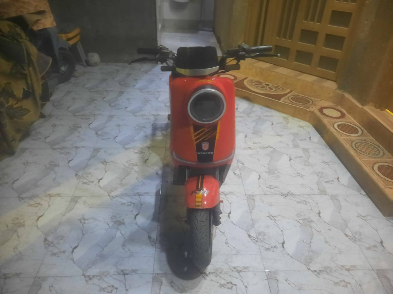 السلام عليكم اخوان دراجة شحنR11 للبيع بيه خلل بالبطاريات يعني الدراجة غير شغالة الدراجة نضيف بصمة وتشغيل عن بعد صاله 3اشهر من طالع من الوكالة يعني الدراجة اخو الجديد بس بيه خلل بالبطاريات اخذته ب700الف
عارضها للبيع رايده ب 350وبيه مجال لطيبين
مكاني البصرة /الطوبة والنخيل 
رقمي ***********
