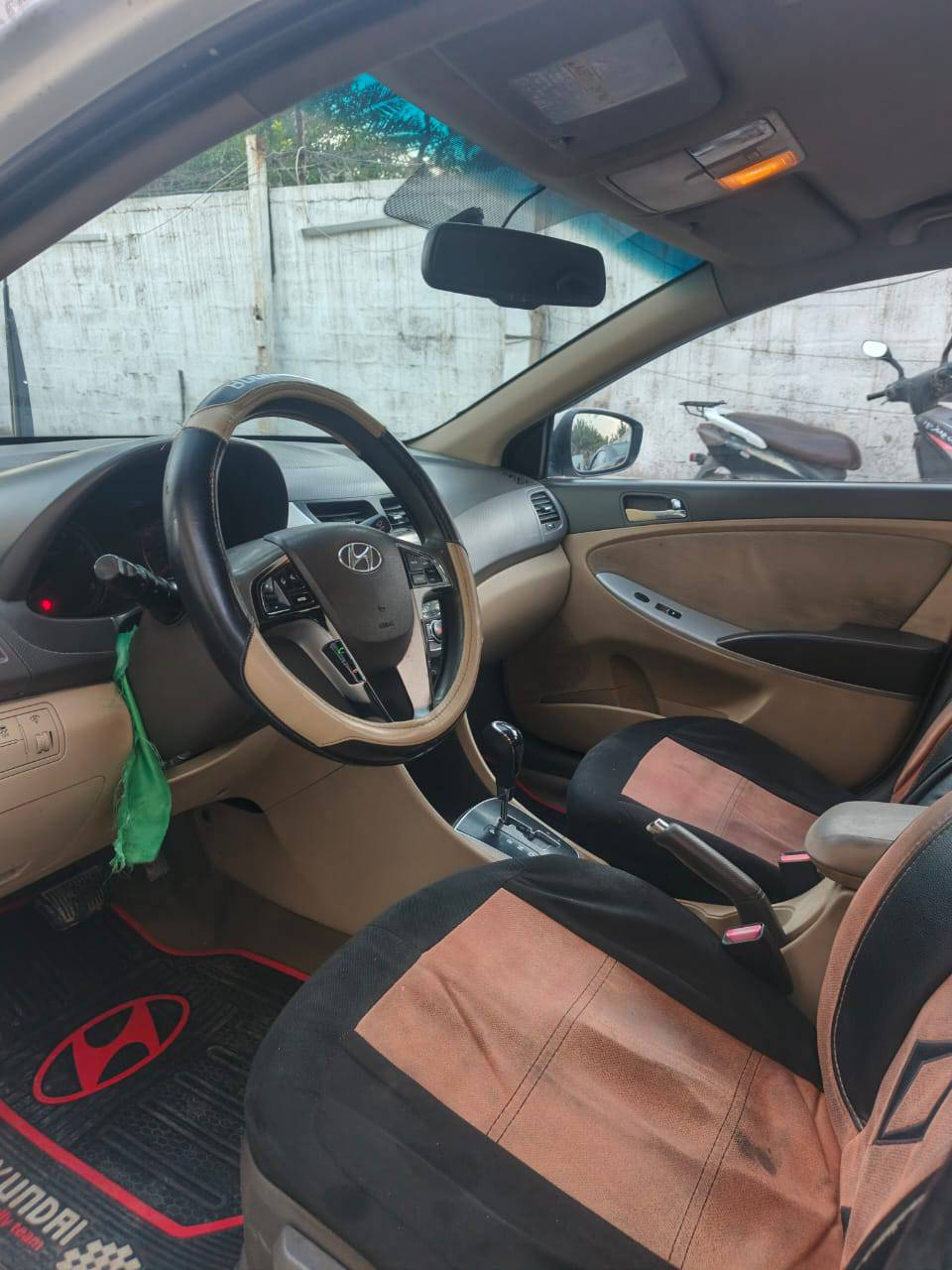 السلام عليكم سياره اكسنت 2013 وارد امريكي ماكينه 1600 جي دي اي الحادث باب السائق جاملغ بدون دواخل السعر   87بيهه مجال مكان كاظميه***********
