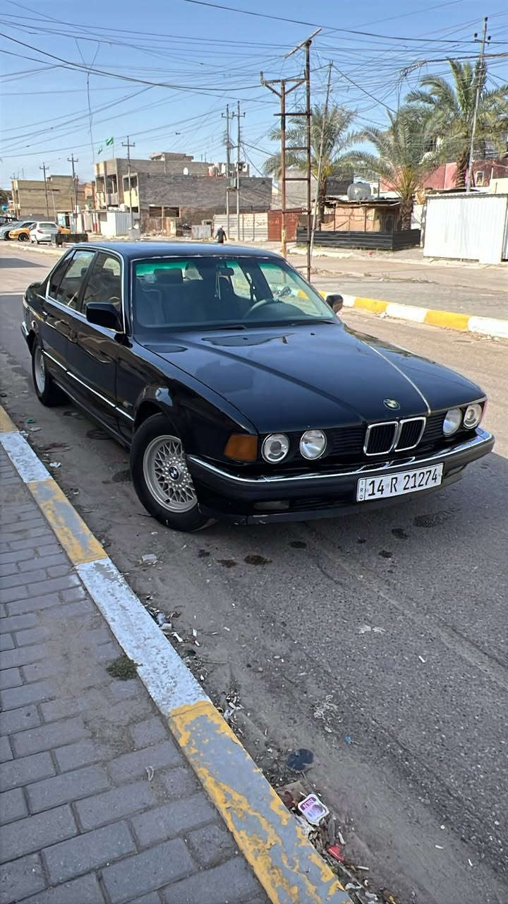 سلام عليكم بي ام 735موديل 91 ب اسمي رقم انكليزي محرك خير منن الله صدر امامي خلفي جديد تخم تاير جديد مابيهه اي ضرر فقط البگ يأخر بيع السعر 39 وبيهه مجال مكاني بغداد الحسينيه للاستفسار ***********
