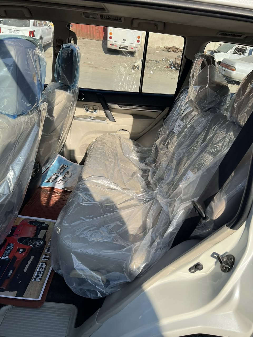 سلام عليكم خوان باجيرو للبيع لون ابيض صدفي كفاله سياره انضف من بل صور موديل 2015 حنتور  كفاله سياره  عنوان بغداد حي اور متواجد بس عل رقم *********** رقم بغداد رقم جديد بسمي
