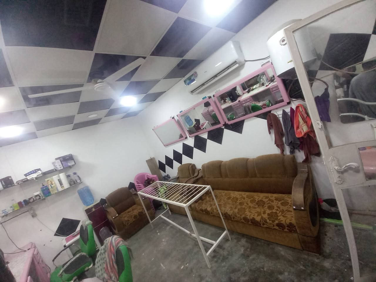 إسلام عليكم محل حلاقه بتكريت القادسيه شارع الكراج كامل مكمل للبيع او يرهم ل إيجار صاحب المحل عنده لتزامات وما متواجد بي رقم ***********
