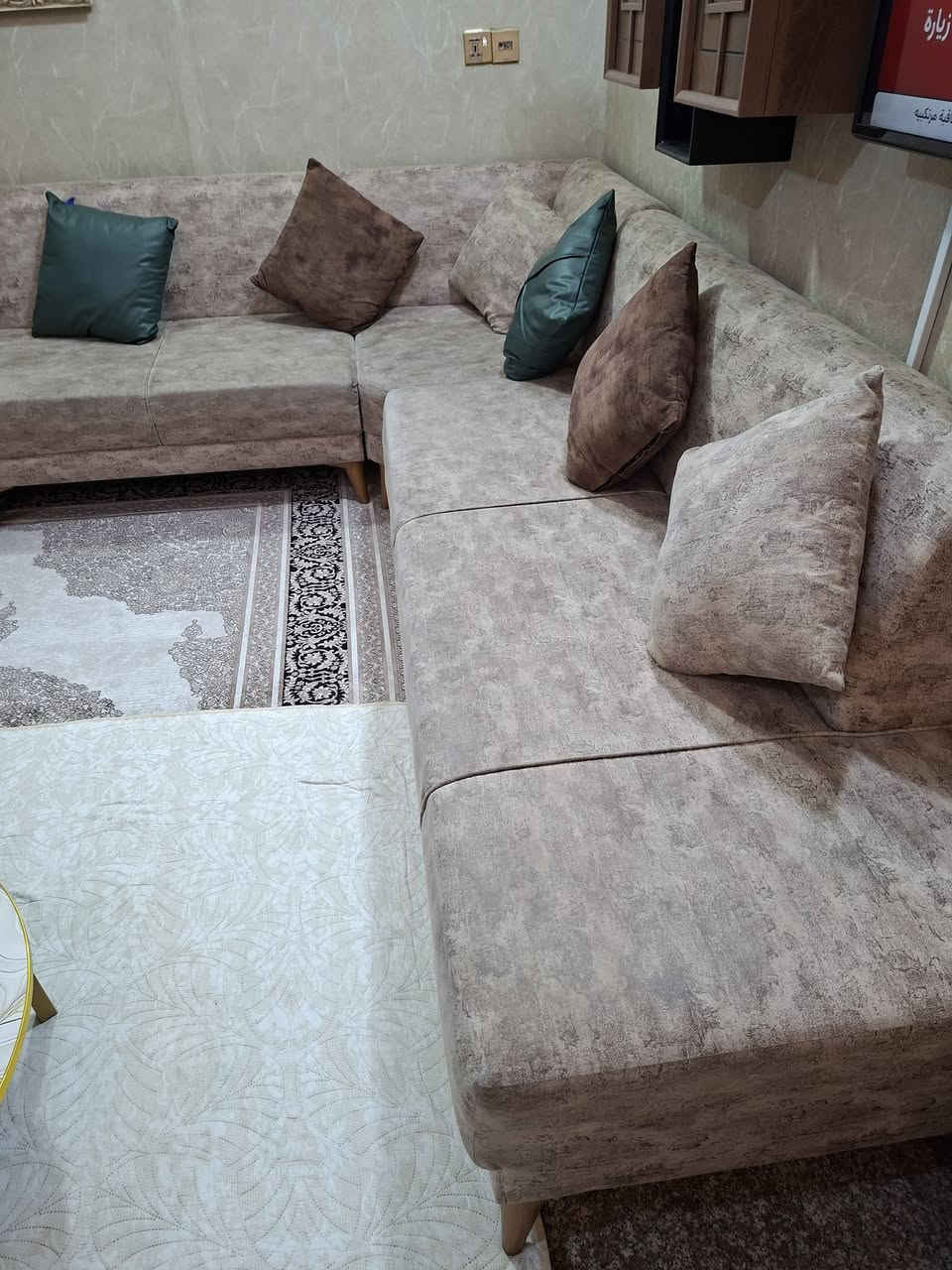كورنر نظيف ثمان مقاعدقياس 3.30م×3م مع
كرسي اضافي وثمان كوشات  
للاستفسار الاتصال على.
***********
***********

